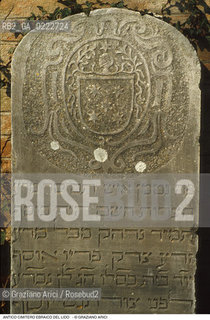 Caption: Nome:..CIMITERO EBRAICO DEL LIDO DI VENEZIA: LAPIDE CON STEMMA ARALDICO ..Localizzazione:..GHETTO / LIDO DI VENEZIA / CIMITERO EBRAICO  ..LIDO OF VENICE / JEWISH CEMETERY   ..Soggetto:..TOMBE / LAPIDI  STEMMA ARALDICO  ..GRAVES / TOMBSTONES  HERALDIC COAT OF ARMS  ..Cronologia:......Autore:......Stile:......Editori Stampatori:......Committenza:......Materia e Tecnica:..BASSORILIEVO SU MARMO  ..BAS-RELIEF ON MARBLE  ..Collocazione:......Note:......Riproduzione Fotografica:..Graziano Arici/Rosebud2  ....Copyright:..Graziano Arici/Rosebud2/  ....Data:..1994....Costo:..A....Key:..