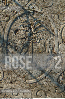 Caption: Nome:..CIMITERO EBRAICO DEL LIDO DI VENEZIA: LAPIDE CON STEMMA ARALDICO DEI COANIM  ....Localizzazione:..GHETTO / LIDO DI VENEZIA / CIMITERO EBRAICO  ..LIDO OF VENICE / JEWISH CEMETERY   ..Soggetto:..TOMBE / LAPIDI  STEMMA ARALDICO  ..GRAVES / TOMBSTONES  HERALDIC COAT OF ARMS  ..Cronologia:......Autore:......Stile:......Editori Stampatori:......Committenza:......Materia e Tecnica:..BASSORILIEVO SU MARMO  ..BAS-RELIEF ON MARBLE  ..Collocazione:......Note:......Riproduzione Fotografica:..Graziano Arici/Rosebud2  ....Copyright:..Graziano Arici/Rosebud2/  ....Data:..1994....Costo:..A....Key:..