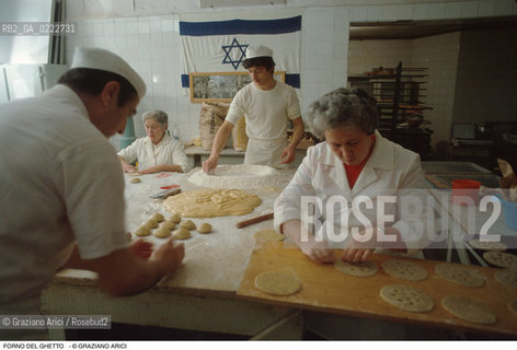 Caption: Nome:..FORNO PER LA PREPARAZIONE DEL PANE AZZIMO  E DEI DOLCI PER LA FESTA DI PESACH ....Localizzazione:..VENEZIA / CANNAREGIO / GHETTO VECCHIO  ..VENICE /  CANNAREGIO / GHETTO VECCHIO   ..Soggetto:..CUCINA KOSHER / FORNO PER LA PREPARAZIONE DEL PANE AZZIMO  ..KOSHER COOKING /OVEN  USED FOR  THE BAKING OF BREAD AND SWEETS  ..Cronologia:......Autore:......Stile:......Editori Stampatori:......Committenza:......Materia e Tecnica:......Collocazione:......Note:......Riproduzione Fotografica:..Graziano Arici/Rosebud2  ....Copyright:..Graziano Arici/Rosebud2/  ....Data:..1994....Costo:..A....Key:..RITI GASTRONOMIA  ..RITES  GASTRONOMY