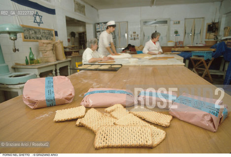 Caption: Nome:..FORNO PER LA PREPARAZIONE DEL PANE AZZIMO  E DEI DOLCI PER LA FESTA DI PESACH.. ..Localizzazione:..VENEZIA / CANNAREGIO / GHETTO VECCHIO  ..VENICE /  CANNAREGIO / GHETTO VECCHIO   ..Soggetto:..CUCINA KOSHER / FORNO PER LA PREPARAZIONE DEL PANE AZZIMO  ..KOSHER COOKING /OVEN  USED FOR  THE BAKING OF BREAD AND SWEETS  ..Cronologia:......Autore:......Stile:......Editori Stampatori:......Committenza:......Materia e Tecnica:......Collocazione:......Note:......Riproduzione Fotografica:..Graziano Arici/Rosebud2  ....Copyright:..Graziano Arici/Rosebud2/  ....Data:..1994....Costo:..A....Key:..RITI GASTRONOMIA  ..RITES  GASTRONOMY