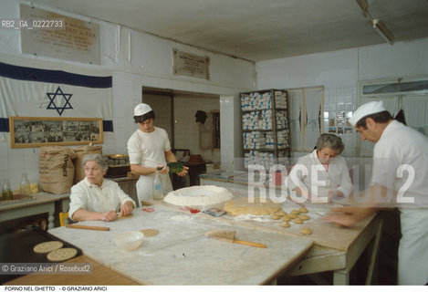Caption: Nome:..FORNO PER LA PREPARAZIONE DEL PANE AZZIMO  E DEI DOLCI PER LA FESTA DI PESACH.. ..Localizzazione:..VENEZIA / CANNAREGIO / GHETTO VECCHIO  ..VENICE /  CANNAREGIO / GHETTO VECCHIO   ..Soggetto:..CUCINA KOSHER / FORNO PER LA PREPARAZIONE DEL PANE AZZIMO  ..KOSHER COOKING /OVEN  USED FOR  THE BAKING OF BREAD AND SWEETS  ..Cronologia:......Autore:......Stile:......Editori Stampatori:......Committenza:......Materia e Tecnica:......Collocazione:......Note:......Riproduzione Fotografica:..Graziano Arici/Rosebud2  ....Copyright:..Graziano Arici/Rosebud2/  ....Data:..1994....Costo:..A....Key:..RITI GASTRONOMIA  ..RITES  GASTRONOMY