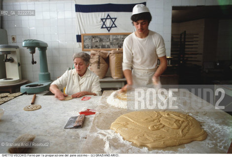 Nome:..FORNO PER LA PREPARAZIONE DEL PANE AZZIMO  E DEI DOLCI PER LA FESTA DI PESACH ....Localizzazione:..VENEZIA / CANNAREGIO / GHETTO VECCHIO  ..VENICE /  CANNAREGIO / GHETTO VECCHIO   ..Soggetto:..CUCINA KOSHER / FORNO PER LA PREPARAZIONE DEL PANE AZZIMO  ..KOSHER COOKING /OVEN  USED FOR  THE BAKING OF BREAD AND SWEETS  ..Cronologia:......Autore:......Stile:......Editori Stampatori:......Committenza:......Materia e Tecnica:......Collocazione:......Note:......Riproduzione Fotografica:..Graziano Arici/Rosebud2  ....Copyright:..Graziano Arici/Rosebud2/  ....Data:..1994....Costo:..A....Key:..RITI GASTRONOMIA  ..RITES  GASTRONOMY ..