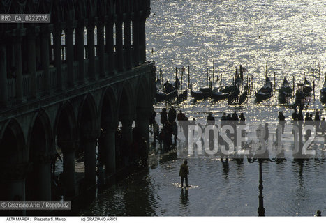 Nome:..ALTA MAREA..HIGHT TIDE..Localizzazione:..VENEZIA / S. MARCO / PIAZZETTA DI S. MARCO..VENICE / ST. MARK  / ST. MARK S PIAZZETTA..Soggetto:..ACQUA ALTA IN PIAZZETTA  S. MARCO / PALAZZO DUCALE..ST. MARK S PIAZZETTA UNDER WATER /DUCAL PALACE..Cronologia:......Autore:......Stile:......Editori Stampatori:......Committenza:......Materia e Tecnica:......Collocazione:......Note:....Riproduzione Fotografica:..Graziano Arici/Rosebud2 ...Copyright:..Graziano Arici / rosebud2/....Data:..1993....Costo:..A....Key:..ACQUA ALTA..HIGHT TIDE..