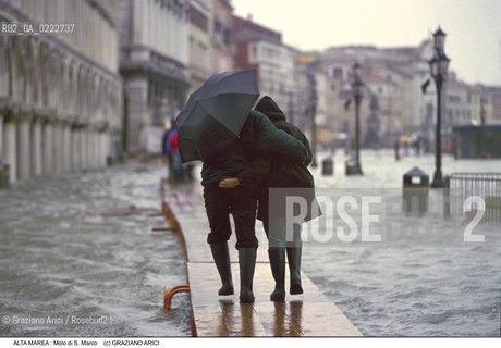 Nome:..ALTA MAREA..HIGHT TIDE..Localizzazione:..VENEZIA / S. MARCO / MOLO DI S. MARCO..VENICE / ST. MARK  / MOLO OF ST. MARK..Soggetto:..COPPIA SULLE  PASSERELLE PER LACQUA ALTA..COUPLE ON THE WALKWAY DURING THE HIGHT TIDE ..Cronologia:......Autore:......Stile:......Editori Stampatori:......Committenza:......Materia e Tecnica:......Collocazione:......Note:....Riproduzione Fotografica:..Graziano Arici/Rosebud2 ...Copyright:..Graziano Arici / rosebud2/....Data:..1994....Costo:..A....Key:..ACQUA ALTA..HIGHT TIDE..