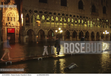 Nome:..ALTA MAREA..HIGHT TIDE..Localizzazione:..VENEZIA / S. MARCO / PIAZZETTA DI S. MARCO..VENICE / ST. MARK  / ST. MARK S PIAZZETTA..Soggetto:..ACQUA ALTA DI NOTTE IN PIAZZETTA S. MARCO  / PASSERELLA / PALZZO DUCALE..ST. MARK S PIAZZETTA DURING THE HIGHT TIDE  / WALKWAY / DUCAL PALACE..Cronologia:......Autore:......Stile:......Editori Stampatori:......Committenza:......Materia e Tecnica:......Collocazione:......Note:....Riproduzione Fotografica:..Graziano Arici/Rosebud2 ...Copyright:..Graziano Arici / rosebud2/....Data:..1996....Costo:..A....Key:..ACQUA ALTA..HIGHT TIDE..