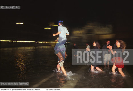 Nome:..ALTA MAREA..HIGHT TIDE..Localizzazione:..VENEZIA / S. MARCO / PIAZZA S. MARCO..VENICE / ST. MARK  / ST. MARK S SQUARE..Soggetto:..GIOVANI TURISTI GIOCANO NELLA NOTTE CON LACQUA ALTA IN PIAZZA S. MARCO..YOUNG TURISTS ARE PALYING IN THE NIGHT IN  S. MARK S SQUARE DURING THE HIGHT TIDE..Cronologia:......Autore:......Stile:......Editori Stampatori:......Committenza:......Materia e Tecnica:......Collocazione:......Note:....Riproduzione Fotografica:..Graziano Arici/Rosebud2 ...Copyright:..Graziano Arici / rosebud2/....Data:..1995....Costo:..A....Key:..ACQUA ALTA..HIGHT TIDE..