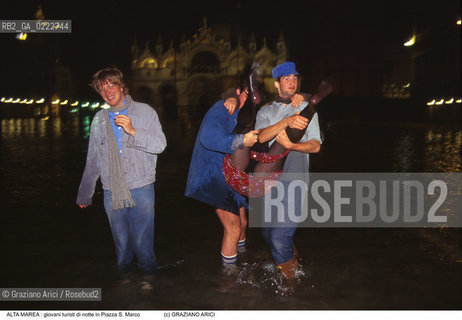 Nome:..ALTA MAREA..HIGHT TIDE..Localizzazione:..VENEZIA / S. MARCO / PIAZZA S. MARCO..VENICE / ST. MARK  / ST. MARK S SQUARE..Soggetto:..GIOVANI TURISTI GIOCANO NELLA NOTTE CON LACQUA ALTA IN PIAZZA S. MARCO..YOUNG TURIST ARE PALYING IN THE NIGHT IN  S. MARK S SQUARE DURING THE HIGHT TIDE..Cronologia:......Autore:......Stile:......Editori Stampatori:......Committenza:......Materia e Tecnica:......Collocazione:......Note:....Riproduzione Fotografica:..Graziano Arici/Rosebud2 ...Copyright:..Graziano Arici / rosebud2/....Data:..1995....Costo:..A....Key:..ACQUA ALTA..HIGHT TIDE..