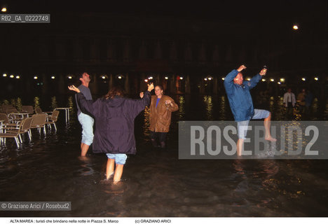 Nome:..ALTA MAREA..HIGHT TIDE..Localizzazione:..VENEZIA / S. MARCO / PIAZZA S. MARCO..VENICE / ST. MARK  / ST. MARK S SQUARE..Soggetto:..TURISTI GIOCANO NELLA NOTTE CON LACQUA ALTA IN PIAZZA S. MARCO / BRINDANO..TURISTS ARE PALYING IN THE NIGHT IN  S. MARK S SQUARE DURING THE HIGHT TIDE / ARE TOASTING..Cronologia:......Autore:......Stile:......Editori Stampatori:......Committenza:......Materia e Tecnica:......Collocazione:......Note:....Riproduzione Fotografica:..Graziano Arici/Rosebud2 ...Copyright:..Graziano Arici / rosebud2/....Data:..1995....Costo:..A....Key:..ACQUA ALTA..HIGHT TIDE..