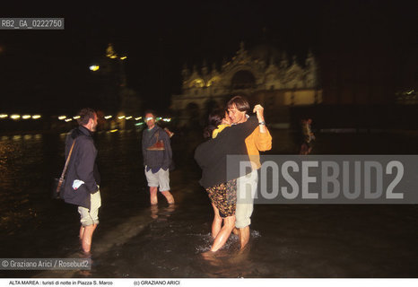 Nome:..ALTA MAREA..HIGHT TIDE..Localizzazione:..VENEZIA / S. MARCO / PIAZZA S. MARCO..VENICE / ST. MARK  / ST. MARK S SQUARE..Soggetto:..TURISTI BALLANO NELLA NOTTE DURANTE  LACQUA ALTA IN PIAZZA S. MARCO..TURISTS ARE DANCING IN THE NIGHT IN  S. MARK S SQUARE DURING THE HIGHT TIDE..Cronologia:......Autore:......Stile:......Editori Stampatori:......Committenza:......Materia e Tecnica:......Collocazione:......Note:....Riproduzione Fotografica:..Graziano Arici/Rosebud2 ...Copyright:..Graziano Arici / rosebud2/....Data:..1995....Costo:..A....Key:..ACQUA ALTA..HIGHT TIDE..