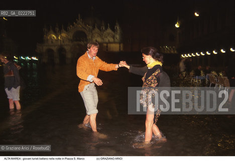 Nome:..ALTA MAREA..HIGHT TIDE..Localizzazione:..VENEZIA / S. MARCO / PIAZZA S. MARCO..VENICE / ST. MARK  / ST. MARK S SQUARE..Soggetto:..TURISTI BALLANO NELLA NOTTE DURANTE  LACQUA ALTA IN PIAZZA S. MARCO..TURISTS ARE DANCING IN THE NIGHT IN  S. MARK S SQUARE DURING THE HIGHT TIDE..Cronologia:......Autore:......Stile:......Editori Stampatori:......Committenza:......Materia e Tecnica:......Collocazione:......Note:....Riproduzione Fotografica:..Graziano Arici/Rosebud2 ...Copyright:..Graziano Arici / rosebud2/....Data:..1995....Costo:..A....Key:..ACQUA ALTA..HIGHT TIDE..