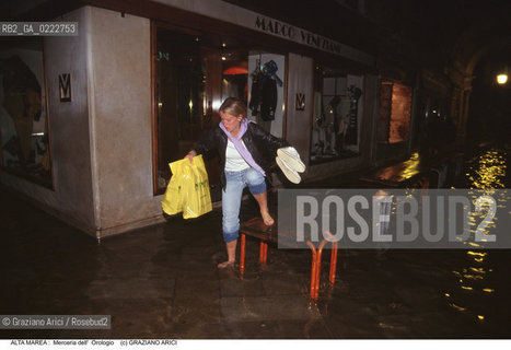 Nome:..ALTA MAREA..HIGHT TIDE..Localizzazione:..VENEZIA / S. MARCO / MERCERIA DELL OROLOGIO ..VENICE / ST. MARK  / MERCERIA DELL OROLOGIO ..Soggetto:..PERSONA SCENDE DALLA PASSERELLA IN MERCERIA DELL OROLOGIO DURANTE LACQUA ALTA DI NOTTE..PERSON IS GOING DOWN THE WALKWAY IN MERCERIA DELL OROLOGIO IN THE NIGHT DURING THE HIGHT TIDE..Cronologia:......Autore:......Stile:......Editori Stampatori:......Committenza:......Materia e Tecnica:......Collocazione:......Note:....Riproduzione Fotografica:..Graziano Arici/Rosebud2 ...Copyright:..Graziano Arici / rosebud2/....Data:..1995....Costo:..A....Key:..ACQUA ALTA..HIGHT TIDE..