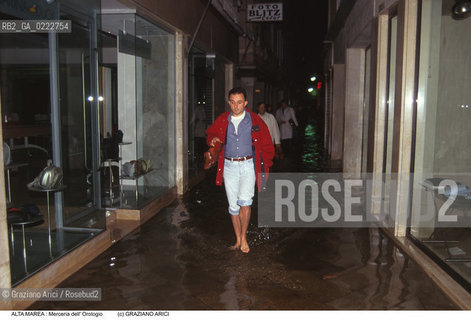 Nome:..ALTA MAREA..HIGHT TIDE..Localizzazione:..VENEZIA / S. MARCO / MERCERIA DELL OROLOGIO ..VENICE / ST. MARK  / MERCERIA DELL OROLOGIO ..Soggetto:..MERCERIA DELL OROLOGIO DURANTE LACQUA ALTA DI NOTTE..MERCERIA DELL OROLOGIO IN THE NIGHT DURING THE HIGHT TIDE..Cronologia:......Autore:......Stile:......Editori Stampatori:......Committenza:......Materia e Tecnica:......Collocazione:......Note:....Riproduzione Fotografica:..Graziano Arici/Rosebud2 ...Copyright:..Graziano Arici / rosebud2/....Data:..1995....Costo:..A....Key:..ACQUA ALTA..HIGHT TIDE..