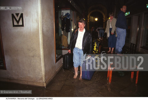 Nome:..ALTA MAREA..HIGHT TIDE..Localizzazione:..VENEZIA / S. MARCO / MERCERIA DELL OROLOGIO ..VENICE / ST. MARK  / MERCERIA DELL OROLOGIO ..Soggetto:..TURISTA CON VALIGIE IN MERCERIA DELL OROLOGIO DURANTE LACQUA ALTA DI NOTTE..TURIST WITH TRAVELLING BAGS IN MERCERIA DELL OROLOGIO IN THE NIGHT DURING THE HIGHT TIDE..Cronologia:......Autore:......Stile:......Editori Stampatori:......Committenza:......Materia e Tecnica:......Collocazione:......Note:....Riproduzione Fotografica:..Graziano Arici/Rosebud2 ...Copyright:..Graziano Arici / rosebud2/....Data:..1995....Costo:..A....Key:..ACQUA ALTA..HIGHT TIDE..