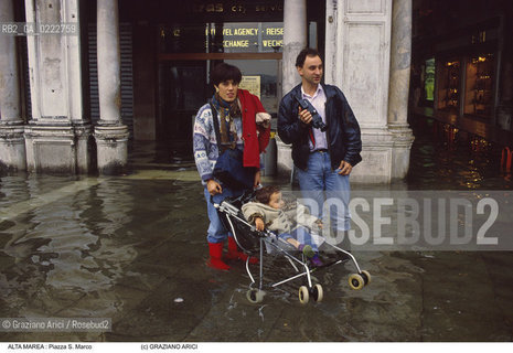 Nome:..ALTA MAREA..HIGHT TIDE..Localizzazione:..VENEZIA / S. MARCO / PIAZZA S. MARCO..VENICE / ST. MARK  / ST. MARK S SQUARE..Soggetto:..TUTISTI E NEONATO IN CARROZZELLA NELL ACQUA ALTA..TURIST AND BABY IN A  CARRIAGE  UNDER WATER..Cronologia:......Autore:......Stile:......Editori Stampatori:......Committenza:......Materia e Tecnica:......Collocazione:......Note:....Riproduzione Fotografica:..Graziano Arici/Rosebud2 ...Copyright:..Graziano Arici / rosebud2/....Data:..1989....Costo:..A....Key:..ACQUA ALTA..HIGHT TIDE..