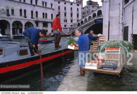 Nome:..ALTA MAREA..HIGHT TIDE..Localizzazione:..VENEZIA / S. POLO / MERCATO DI RIALTO..VENICE / ST. POLO  / RIALTO MARKET..Soggetto:..LAVORO DI SCARICO MERCI NEL MERCATO DI RIALTO DURANTE LACQUA ALTA ..WORK AND DISCHARGED OF GOODS IN RIALTO MARKET DURING THE HIGHT TIDE ..Cronologia:......Autore:......Stile:......Editori Stampatori:......Committenza:......Materia e Tecnica:......Collocazione:......Note:....Riproduzione Fotografica:..Graziano Arici/Rosebud2 ...Copyright:..Graziano Arici / rosebud2/....Data:..1996....Costo:..A....Key:..ACQUA ALTA..HIGHT TIDE..