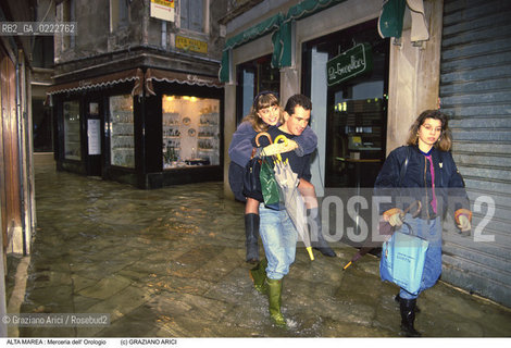 Nome:..ALTA MAREA..HIGHT TIDE..Localizzazione:..VENEZIA / S. MARCO / MERCERIA DELL OROLOGIO..VENICE / ST. MARK  / MERCERIA DELL OROLOGIO..Soggetto:..PERSONA VIENE PORTATA IN GROPPA DURANTE L ACQUA ALTA..PERSON ON THE  BACK OF ANOTHER PERSON DURING THE HIGHT TIDE..Cronologia:......Autore:......Stile:......Editori Stampatori:......Committenza:......Materia e Tecnica:......Collocazione:......Note:....Riproduzione Fotografica:..Graziano Arici/Rosebud2 ...Copyright:..Graziano Arici / rosebud2/....Data:..1987....Costo:..A....Key:..ACQUA ALTA..HIGHT TIDE..