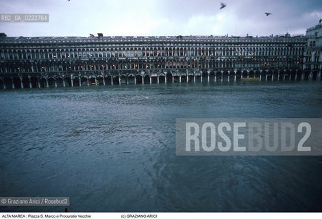Nome:..ALTA MAREA..HIGHT TIDE..Localizzazione:..VENEZIA / S. MARCO / PIAZZA S. MARCO..VENICE / ST. MARK  / ST. MARK S SQUARE..Soggetto:..PIAZZA S. MARCO E LE PROCURATIE VECCHIE CON LACQUA ALTA ..ST. MARK S SQUARE AND THE PROCURATIE VECCHIE DURING THE HIGHT TIDE..Cronologia:......Autore:......Stile:......Editori Stampatori:......Committenza:......Materia e Tecnica:......Collocazione:......Note:....Riproduzione Fotografica:..Graziano Arici/Rosebud2 ...Copyright:..Graziano Arici / rosebud2/....Data:..1992....Costo:..A....Key:..ACQUA ALTA..HIGHT TIDE..