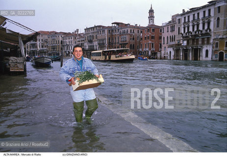Nome:..ALTA MAREA..HIGHT TIDE..Localizzazione:..VENEZIA / S. POLO / MERCATO DI RIALTO..VENICE / ST. POLO  / RIALTO MARKET..Soggetto:..MERCATO DI RIALTO DURANTE LACQUA ALTA / LAVORO..RIALTO MARKET DURING THE HIGHT TIDE / WORK..Cronologia:......Autore:......Stile:......Editori Stampatori:......Committenza:......Materia e Tecnica:......Collocazione:......Note:....Riproduzione Fotografica:..Graziano Arici/Rosebud2 ...Copyright:..Graziano Arici / rosebud2/....Data:..1996....Costo:..A....Key:..ACQUA ALTA..HIGHT TIDE..