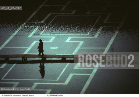 Nome:..ALTA MAREA..HIGHT TIDE..Localizzazione:..VENEZIA / S. MARCO / PIAZZA S. MARCO..VENICE / ST. MARK  / ST. MARK S SQUARE..Soggetto:..PAVIMENTAZIONE DI PIAZZA S. MARCO CON LACQUA ALTA / PERSONA SU UNA PASSERELLA..PAVING OF ST. MARK S SQUARE WITH THE HIGHT TIDE / PERSON IN A WALKWAY..Cronologia:......Autore:......Stile:......Editori Stampatori:......Committenza:......Materia e Tecnica:......Collocazione:......Note:....Riproduzione Fotografica:..Graziano Arici/Rosebud2 ...Copyright:..Graziano Arici / rosebud2/....Data:..1992....Costo:..A....Key:..ACQUA ALTA..HIGHT TIDE..
