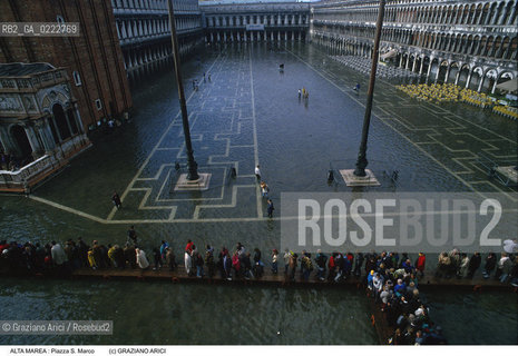 Nome:..ALTA MAREA..HIGHT TIDE..Localizzazione:..VENEZIA / S. MARCO / PIAZZA S. MARCO..VENICE / ST. MARK  / ST. MARK S SQUARE..Soggetto:..ACQUA ALTA IN PIAZZA  S. MARCO ..ST. MARK S SQUARE DURING THE HIGHT TIDE..Cronologia:......Autore:......Stile:......Editori Stampatori:......Committenza:......Materia e Tecnica:......Collocazione:......Note:....Riproduzione Fotografica:..Graziano Arici/Rosebud2 ...Copyright:..Graziano Arici / rosebud2/....Data:..1995....Costo:..A....Key:..ACQUA ALTA..HIGHT TIDE..