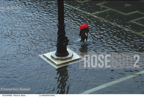 Nome:..ALTA MAREA..HIGHT TIDE..Localizzazione:..VENEZIA / S. MARCO / PIAZZA S. MARCO..VENICE / ST. MARK  / ST. MARK S SQUARE..Soggetto:..COPPIA DI PERSONE CON LACQUA ALTA / OMBRELLO..COUPLE OF PERSONS DURING THE HIGHT TIDE / UMBRELLA..Cronologia:......Autore:......Stile:......Editori Stampatori:......Committenza:......Materia e Tecnica:......Collocazione:......Note:....Riproduzione Fotografica:..Graziano Arici/Rosebud2 ...Copyright:..Graziano Arici / rosebud2/....Data:..1994....Costo:..A....Key:..ACQUA ALTA..HIGHT TIDE..