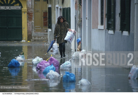 Nome:..ALTA MAREA..HIGHT TIDE..Localizzazione:..VENEZIA ..VENICE..Soggetto:..DONNA CAMMINA IN MEZZO ALLA SPAZZATURA TRASPORTATA DALLACQUA ALTA..WOMAN ARE WALKING INSIDE THE RUBBISH DURING THE HIGHT TIDE..Cronologia:......Autore:......Stile:......Editori Stampatori:......Committenza:......Materia e Tecnica:......Collocazione:......Note:....Riproduzione Fotografica:..Graziano Arici/Rosebud2 ...Copyright:..Graziano Arici / rosebud2/....Data:..1993....Costo:..A....Key:..ACQUA ALTA..HIGHT TIDE..