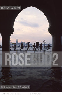 Nome:..ALTA MAREA..HIGHT TIDE..Localizzazione:..VENEZIA / S. MARCO / BACINO DI S. MARCO..VENICE / ST. MARK  / BASIN OF ST. MARK..Soggetto:..BACINO DI S. MARCO E ISOLA DI SAN GIORGIO CON LACQUA ALTA VISTI ATTRAVERSO I PORTICI DI PALAZZO DUCALE..BASIN OF ST. MARK AND THE ISLE OF ST. GIORGIO DURING THE HIGHT TIDE, VIEW FROM ARCADES OF DUCAL PALACE..Cronologia:......Autore:......Stile:......Editori Stampatori:......Committenza:......Materia e Tecnica:......Collocazione:......Note:....Riproduzione Fotografica:..Graziano Arici/Rosebud2 ...Copyright:..Graziano Arici / rosebud2/....Data:..1992....Costo:..A....Key:..ACQUA ALTA..HIGHT TIDE..