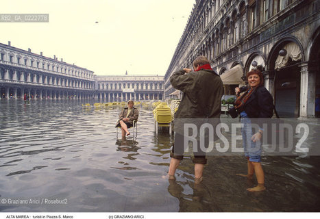 Nome:..ALTA MAREA..HIGHT TIDE..Localizzazione:..VENEZIA / S. MARCO / PIAZZA S. MARCO..VENICE / ST. MARK  / ST. MARK S SQUARE..Soggetto:..TURISTI A PIEDI NUDI IN PIAZZA S. MARCO SI FOTOGRAFANO CON LACQUA ALTA / SEDIE / MACCHINA FOTOGRAFICA..TURISTS WITHOUT SHOES IN ST. MARK S SQUARE ARE PHOTOGRAPHING DURING THE HIGHT TIDE / CHAIRS / CAMERA..Cronologia:......Autore:......Stile:......Editori Stampatori:......Committenza:......Materia e Tecnica:......Collocazione:......Note:....Riproduzione Fotografica:..Graziano Arici/Rosebud2 ...Copyright:..Graziano Arici / rosebud2/....Data:..1992....Costo:..A....Key:..ACQUA ALTA..HIGHT TIDE..