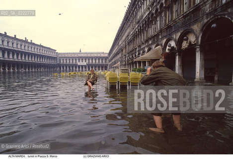 Nome:..ALTA MAREA..HIGHT TIDE..Localizzazione:..VENEZIA / S. MARCO / PIAZZA S. MARCO..VENICE / ST. MARK  / ST. MARK S SQUARE..Soggetto:..TURISTI A PIEDI NUDI IN PIAZZA S. MARCO SI FOTOGRAFANO CON LACQUA ALTA / SEDIE / MACCHINA FOTOGRAFICA..TURISTS WITHOUT SHOES IN ST. MARK S SQUARE ARE PHOTOGRAPHING DURING THE HIGHT TIDE / CHAIRS / CAMERA..Cronologia:......Autore:......Stile:......Editori Stampatori:......Committenza:......Materia e Tecnica:......Collocazione:......Note:....Riproduzione Fotografica:..Graziano Arici/Rosebud2 ...Copyright:..Graziano Arici / rosebud2/....Data:..1992....Costo:..A....Key:..ACQUA ALTA..HIGHT TIDE..