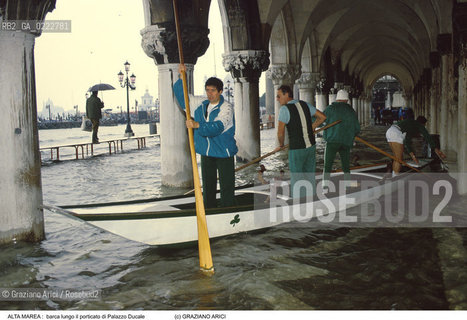 Nome:..ALTA MAREA..HIGHT TIDE..Localizzazione:..VENEZIA / S. MARCO / PIAZZA S. MARCO..VENICE / ST. MARK  / ST. MARK S SQUARE..Soggetto:..BARCA NAVIGA SULL ACQUA ALTA ATTRAVERSO IL PORTICATO DI PALAZZO DUCALE..BOAT ARE SAILING ON THE WATHER DURING THE HIGHT TIDE INSIDE THE ARCADES OF DUCAL PALACE..Cronologia:......Autore:......Stile:......Editori Stampatori:......Committenza:......Materia e Tecnica:......Collocazione:......Note:....Riproduzione Fotografica:..Graziano Arici/Rosebud2 ...Copyright:..Graziano Arici / rosebud2/....Data:..1992....Costo:..A....Key:..ACQUA ALTA..HIGHT TIDE..