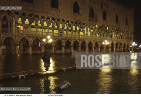Nome:..ALTA MAREA..HIGHT TIDE..Localizzazione:..VENEZIA / S. MARCO / PIAZZETTA S. MARCO..VENICE / ST. MARK  / PIAZZETTA OF ST. MARK..Soggetto:..PALAZZO DUCALE E PIAZZETTA S. MARCO CON LACQUA ALTA DI NOTTE / PASSERELLA..DUCAL PALACE AND PIAZZETTA OF ST. MARK IN THE NIGHT DURING THE HIGHT TIDE / WALKWAY..Cronologia:......Autore:......Stile:......Editori Stampatori:......Committenza:......Materia e Tecnica:......Collocazione:......Note:....Riproduzione Fotografica:..Graziano Arici/Rosebud2 ...Copyright:..Graziano Arici / rosebud2/....Data:..1995....Costo:..A....Key:..ACQUA ALTA..HIGHT TIDE..