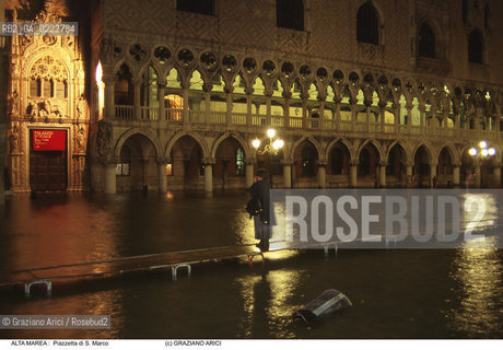 Nome:..ALTA MAREA..HIGHT TIDE..Localizzazione:..VENEZIA / S. MARCO / PIAZZETTA S. MARCO..VENICE / ST. MARK  / PIAZZETTA OF ST. MARK..Soggetto:..PERSONA FOTOGRAFA PALAZZO DUCALE DURANTE LACQUA ALTA DI NOTTE / PASSERELLA..PERSON ARE PHOTOGRAPHING THE DUCAL PALACE IN THE NIGHT DURING THE HIGHT TIDE / WALKWAY..Cronologia:......Autore:......Stile:......Editori Stampatori:......Committenza:......Materia e Tecnica:......Collocazione:......Note:....Riproduzione Fotografica:..Graziano Arici/Rosebud2 ...Copyright:..Graziano Arici / rosebud2/....Data:..1995....Costo:..A....Key:..ACQUA ALTA..HIGHT TIDE..