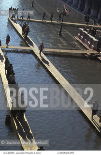 Nome:..ALTA MAREA..HIGHT TIDE..Localizzazione:..VENEZIA / S. MARCO / PIAZZETTA DI S. MARCO..VENICE / ST. MARK  / ST. MARK S PIAZZETTA..Soggetto:..PASSERELLE PER L ACQUA ALTA..WALKWAYS DURING THE HIGHT TIDE ..Cronologia:......Autore:......Stile:......Editori Stampatori:......Committenza:......Materia e Tecnica:......Collocazione:......Note:....Riproduzione Fotografica:..Graziano Arici/Rosebud2 ...Copyright:..Graziano Arici / rosebud2/....Data:..1994....Costo:..A....Key:..ACQUA ALTA..HIGHT TIDE..