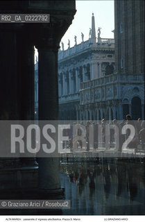 Nome:..ALTA MAREA..HIGHT TIDE..Localizzazione:..VENEZIA / S. MARCO / BASILICA DI S. MARCO..VENICE / ST. MARK  / BASILICA OF ST. MARK..Soggetto:..PASSERELLE DI INGRESSO ALLA BASILICA DI S. MARCO DURANTE LACQUA ALTA ..WALKWAYS FOR THE ENTRANCE TO THE BASILICA OF ST. MARK DURING THE HIGHT TIDE..Cronologia:......Autore:......Stile:......Editori Stampatori:......Committenza:......Materia e Tecnica:......Collocazione:......Note:....Riproduzione Fotografica:..Graziano Arici/Rosebud2 ...Copyright:..Graziano Arici / rosebud2/....Data:..1994....Costo:..A....Key:..ACQUA ALTA..HIGHT TIDE..