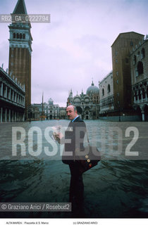 Nome:..ALTA MAREA..HIGHT TIDE..Localizzazione:..VENEZIA / S. MARCO / PIAZZETTA DI S. MARCO..VENICE / ST. MARK  / ST. MARK S PIAZZETTA..Soggetto:..POSTINO CON LACQUA ALTA IN PIAZZETTA  S. MARCO / LAVORO..POSTMAN IN ST. MARK S PIAZZETTA DURING THE HIGHT TIDE  / WORK..Cronologia:......Autore:......Stile:......Editori Stampatori:......Committenza:......Materia e Tecnica:......Collocazione:......Note:....Riproduzione Fotografica:..Graziano Arici/Rosebud2 ...Copyright:..Graziano Arici / rosebud2/....Data:..1997....Costo:..A....Key:..ACQUA ALTA..HIGHT TIDE..
