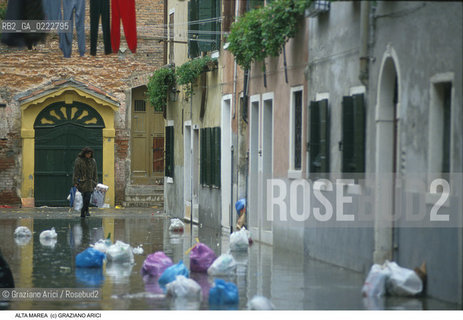 Nome:..ALTA MAREA..HIGHT TIDE..Localizzazione:..VENEZIA ..VENICE..Soggetto:..DONNA CAMMINA IN MEZZO ALLA SPAZZATURA TRASPORTATA DALLACQUA ALTA..WOMAN ARE WALKING INSIDE THE RUBBISH DURING THE HIGHT TIDE..Cronologia:......Autore:......Stile:......Editori Stampatori:......Committenza:......Materia e Tecnica:......Collocazione:......Note:....Riproduzione Fotografica:..Graziano Arici/Rosebud2 ...Copyright:..Graziano Arici / rosebud2/....Data:..1993....Costo:..A....Key:..ACQUA ALTA..HIGHT TIDE..