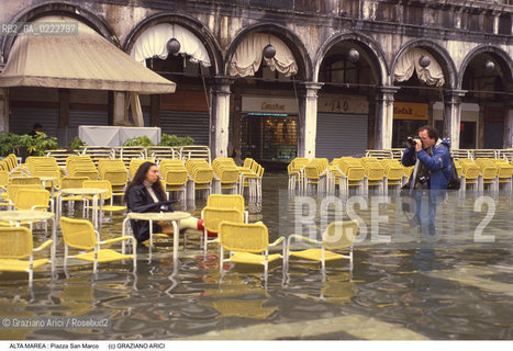 Nome:..ALTA MAREA..HIGHT TIDE..Localizzazione:..VENEZIA / S. MARCO / PIAZZA S. MARCO..VENICE / ST. MARK  / ST. MARK S SQUARE..Soggetto:..TURISTI SI FOTOGRAFANO CON LACQUA ALTA / SEDIE / MACCHINA FOTOGRAFICA..TURIST ARE  PHOTOGRAPHING DURING THE HIGHT TIDE / CHAIR / CAMERA..Cronologia:......Autore:......Stile:......Editori Stampatori:......Committenza:......Materia e Tecnica:......Collocazione:......Note:....Riproduzione Fotografica:..Graziano Arici/Rosebud2 ...Copyright:..Graziano Arici / rosebud2/....Data:..1992....Costo:..A....Key:..ACQUA ALTA..HIGHT TIDE..