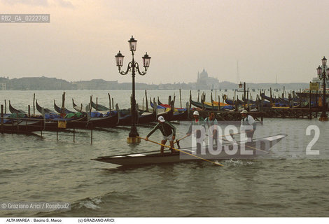 Nome:..ALTA MAREA..HIGHT TIDE..Localizzazione:..VENEZIA / S. MARCO / RIVA IN  BACINO S. MARCO..VENICE / ST. MARK  / WATERFONT IN ST. MARK S BASIN..Soggetto:..BARCA CHE NAVIGA SULL ACQUA ALTA IN RIVA DEL BACINO S. MARCO ..BOAT ARE SAILING ON WATERFONT OF ST. MARK S BASIN UNDER WATER  ..Cronologia:......Autore:......Stile:......Editori Stampatori:......Committenza:......Materia e Tecnica:......Collocazione:......Note:....Riproduzione Fotografica:..Graziano Arici/Rosebud2 ...Copyright:..Graziano Arici / rosebud2/....Data:..1993....Costo:..A....Key:..ACQUA ALTA..HIGHT TIDE..