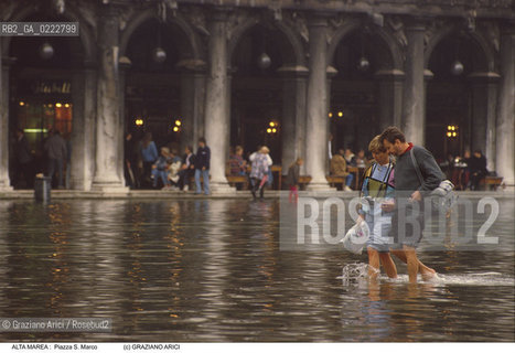 Nome:..ALTA MAREA..HIGHT TIDE..Localizzazione:..VENEZIA / S. MARCO / PIAZZA S. MARCO..VENICE / ST. MARK  / ST. MARK S SQUARE..Soggetto:..TUTISTI IN ACQUA ALTA IN PIAZZA S. MARCO ..TURISTS IN ST. MARK S SQUARE DURING THE HIGHT TIDE..Cronologia:......Autore:......Stile:......Editori Stampatori:......Committenza:......Materia e Tecnica:......Collocazione:......Note:....Riproduzione Fotografica:..Graziano Arici/Rosebud2 ...Copyright:..Graziano Arici / rosebud2/....Data:..1993....Costo:..A....Key:..ACQUA ALTA..HIGHT TIDE..