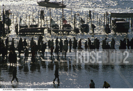 Nome:..ALTA MAREA..HIGHT TIDE..Localizzazione:..VENEZIA / S. MARCO / PIAZZETTA DI S. MARCO..VENICE / ST. MARK  / ST. MARK S PIAZZETTA..Soggetto:..PASSERELLE PER L ACQUA ALTA IN PIAZZETTA S. MARCO..WALKWAYS ARE SET UP ALONG THE ST. MARK S PIAZZETTA DURING HIGH TIDE..Cronologia:......Autore:......Stile:......Editori Stampatori:......Committenza:......Materia e Tecnica:......Collocazione:......Note:....Riproduzione Fotografica:..Graziano Arici/Rosebud2 ...Copyright:..Graziano Arici / rosebud2/....Data:..1993....Costo:..A....Key:..ACQUA ALTA..HIGHT TIDE..