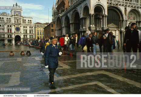 Nome:..ALTA MAREA..HIGHT TIDE..Localizzazione:..VENEZIA / S. MARCO / PIAZZA S. MARCO..VENICE / ST. MARK  / ST. MARK S SQUARE..Soggetto:..ACQUA ALTA IN PIAZZA S. MARCO / TORRE DELL OROLOGIO E BASILICA.. ST. MARK S SQUARE DURING THE HIGHT TIDE / CLOCK TOWER AND THE BASILICA..Cronologia:......Autore:......Stile:......Editori Stampatori:......Committenza:......Materia e Tecnica:......Collocazione:......Note:..VIGILESSA..POLICEWOMAN..Riproduzione Fotografica:..Graziano Arici/Rosebud2 ...Copyright:..Graziano Arici / rosebud2/....Data:..1993....Costo:..A....Key:..ACQUA ALTA..HIGHT TIDE..