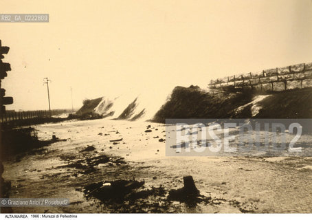 Nome:..ALTA MAREA , NOVEMBRE 1966..HIGHT TIDE , NOVEMBER 1966..Localizzazione:..VENEZIA / MURAZZI DI PELLESTRINA..VENICE /  MURAZZI OF PELLESTRINA..Soggetto:..L ALTA MAREA ROMPE I MURAZZI DI PELLESTRINA..THE HIGHT TIDE BREAKS THE ROCK-FILM DAM ( MURAZZI  ) OF PELLESTRINA..Cronologia:......Autore:......Stile:......Editori Stampatori:......Committenza:......Materia e Tecnica:......Collocazione:......Note:....Riproduzione Fotografica:......Copyright:......Data:..NOVEMBRE 1966....Costo:..A....Key:..ACQUA ALTA..HIGHT TIDE..