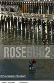Nome:..ALTA MAREA..HIGHT TIDE..Localizzazione:..VENEZIA / S. MARCO / PIAZZA S. MARCO..VENICE / ST. MARK  / ST. MARK S SQUARE..Soggetto:..ACQUA ALTA IN PIAZZA  S. MARCO..ST. MARK S SQUARE UNDER WATER..Cronologia:......Autore:......Stile:......Editori Stampatori:......Committenza:......Materia e Tecnica:......Collocazione:......Note:....Riproduzione Fotografica:..Graziano Arici/Rosebud2 ...Copyright:..Graziano Arici / rosebud2/....Data:..1993....Costo:..A....Key:..ACQUA ALTA..HIGHT TIDE..
