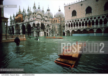Nome:..ALTA MAREA..HIGHT TIDE..Localizzazione:..VENEZIA / S. MARCO / PIAZZA S. MARCO..VENICE / ST. MARK  / ST. MARK S SQUARE..Soggetto:..ACQUA ALTA IN PIAZZA  S. MARCO / PASSERELLA..ST. MARK S SQUARE DURING THE HIGHT TIDE / WALKWAY..Cronologia:......Autore:......Stile:......Editori Stampatori:......Committenza:......Materia e Tecnica:......Collocazione:......Note:....Riproduzione Fotografica:..Graziano Arici/Rosebud2 ...Copyright:..Graziano Arici / rosebud2/....Data:..1995....Costo:..A....Key:..ACQUA ALTA..HIGHT TIDE..