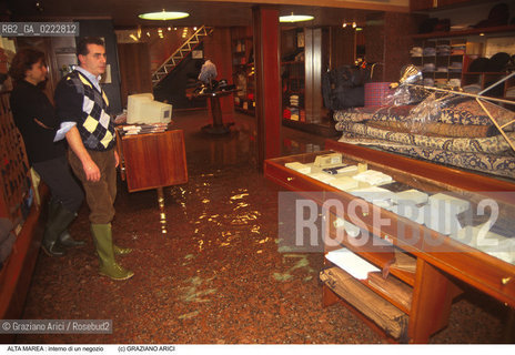 Nome:..ALTA MAREA..HIGHT TIDE..Localizzazione:..VENEZIA ..VENICE..Soggetto:..ACQUA ALTA IN UN INTERNO DI NEGOZIO / LAVORO..AN INTERIOR OF A SHOP DURING THE HIGHT TIDE / WORK..Cronologia:......Autore:......Stile:......Editori Stampatori:......Committenza:......Materia e Tecnica:......Collocazione:......Note:....Riproduzione Fotografica:..Graziano Arici/Rosebud2 ...Copyright:..Graziano Arici / rosebud2/....Data:..1998....Costo:..A....Key:..ACQUA ALTA..HIGHT TIDE..