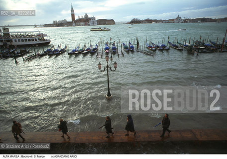 Nome:..ALTA MAREA..HIGHT TIDE..Localizzazione:..VENEZIA / S. MARCO / BACINO DI S. MARCO..VENICE / ST. MARK  / BASIN OF ST. MARK..Soggetto:..ACQUA ALTA IN BACINO DI S. MARCO / PASSERELLA..BASIN OF ST. MARK DURING THE HIGHT TIDE / WALKWAY..Cronologia:......Autore:......Stile:......Editori Stampatori:......Committenza:......Materia e Tecnica:......Collocazione:......Note:....Riproduzione Fotografica:..Graziano Arici/Rosebud2 ...Copyright:..Graziano Arici / rosebud2/....Data:..1996....Costo:..A....Key:..ACQUA ALTA..HIGHT TIDE..