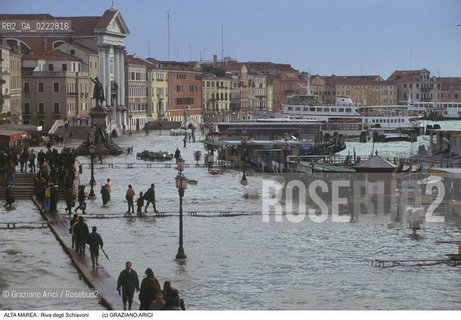 Nome:..ALTA MAREA..HIGHT TIDE..Localizzazione:..VENEZIA / CASTELLO / RIVA DEGLI SCHIAVONI..VENICE / CASTELLO / RIVA DEGLI SCHIAVONI..Soggetto:..ACQUA ALTA IN RIVA DEGLI SCHIAVONI..RIVA DEGLI SCHIAVONI DURING THE HIGHT TIDE..Cronologia:......Autore:......Stile:......Editori Stampatori:......Committenza:......Materia e Tecnica:......Collocazione:......Note:....Riproduzione Fotografica:..Graziano Arici/Rosebud2 ...Copyright:..Graziano Arici / rosebud2/....Data:..1995....Costo:..A....Key:..ACQUA ALTA..HIGHT TIDE..