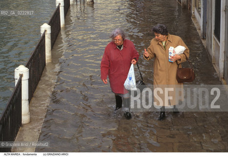 Nome:..ALTA MAREA..HIGHT TIDE..Localizzazione:..VENEZIA ..VENICE..Soggetto:..ACQUA ALTA IN UNA FONDAMENTA DI VENEZIA / GENTE DI VENEZIA..A FOUNDATION ( FONDAMENTA ) DURING THE HIGT TIDE / PEOPLE FROM VENICE..Cronologia:......Autore:......Stile:......Editori Stampatori:......Committenza:......Materia e Tecnica:......Collocazione:......Note:....Riproduzione Fotografica:..Graziano Arici/Rosebud2 ...Copyright:..Graziano Arici / rosebud2/....Data:..1998....Costo:..A....Key:..ACQUA ALTA..HIGHT TIDE..