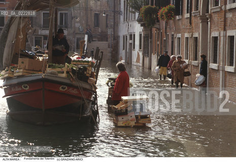 Nome:..ALTA MAREA..HIGHT TIDE..Localizzazione:..VENEZIA / DORSODURO / FONDAMENTA DEI TOLENTINI..VENICE / DORSODURO / FONDAMENTA DEI TOLENTINI..Soggetto:..ACQUA ALTA IN FONDAMENTA DEI TOLENTINI / FRUTTIVENDOLO IN BARCA / LAVORO..FONDAMENTA DEI TOLENTINI DURING THE HIGHT TIDE / COSTERMONGER IN A BOAT / WORK..Cronologia:......Autore:......Stile:......Editori Stampatori:......Committenza:......Materia e Tecnica:......Collocazione:......Note:....Riproduzione Fotografica:..Graziano Arici/Rosebud2 ...Copyright:..Graziano Arici / rosebud2/....Data:..1997....Costo:..A....Key:..ACQUA ALTA..HIGHT TIDE..