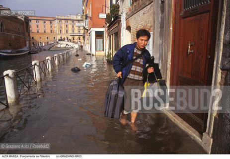 Nome:..ALTA MAREA..HIGHT TIDE..Localizzazione:..VENEZIA / DORSODURO / FONDAMENTA DEI TOLENTINI..VENICE / DORSODURO / FONDAMENTA DEI TOLENTINI..Soggetto:..TURISTA  GIAPPONESE IMMERSO IN ACQUA ALTA NELLA FONDAMENTA DEI TOLENTINI ..JAPANESE TURIST IN FONDAMENTA OF TOLENTINI DURING THE HIGHT TIDE ..Cronologia:......Autore:......Stile:......Editori Stampatori:......Committenza:......Materia e Tecnica:......Collocazione:......Note:....Riproduzione Fotografica:..Graziano Arici/Rosebud2 ...Copyright:..Graziano Arici / rosebud2/....Data:..1997....Costo:..A....Key:..ACQUA ALTA..HIGHT TIDE..